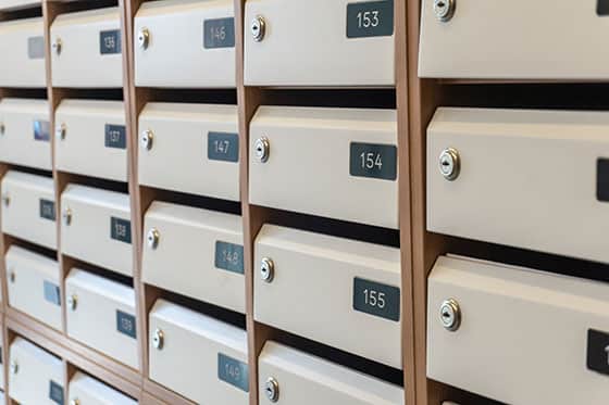Image boites aux lettres immeuble d'appartements